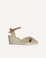 Sandalias con cuña media atadas al tobillo con hebilla en piel serraje color arena fabricadas en España