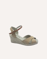 Sandalias con cuña media atadas al tobillo con hebilla en piel serraje color arena fabricadas en España