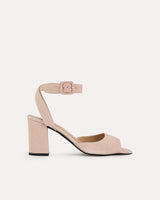 Sandalias en ante beige atadas al tobillo con hebilla cuadrada y tacón ancho de 7,5 cm.