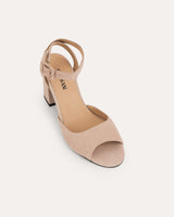 Sandalias en ante beige atadas al tobillo con hebilla cuadrada y tacón ancho de 7,5 cm.