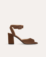 Sandalias en ante marrón atadas al tobillo con hebilla cuadrada y tacón ancho de 7,5 cm.