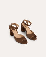 Sandalias en ante marrón atadas al tobillo con hebilla cuadrada y tacón ancho de 7,5 cm.