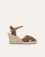 Sandalias con cuña alta atadas al tobillo con hebilla en piel serraje color marrón fabricadas en España