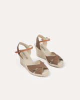 Sandalias con cuña alta atadas al tobillo con hebilla en piel serraje color marrón fabricadas en España