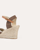 Sandalias con cuña alta atadas al tobillo con hebilla en piel serraje color marrón fabricadas en España