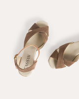 Sandalias con cuña alta atadas al tobillo con hebilla en piel serraje color marrón fabricadas en España