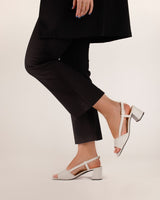 Sandalias en piel trenzada color blanco con tacón midi de 4,5 cm. Ideal para todo el día.