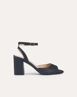 Sandalias en piel trenzada negra atadas al tobillo con hebilla cuadrada y tacón ancho