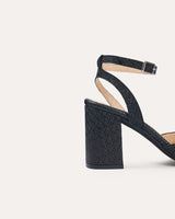 Sandalias en piel trenzada negra atadas al tobillo con hebilla cuadrada y tacón ancho