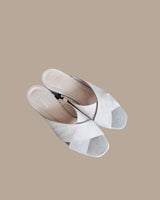 Sandalias mules de piel en ante color crudo con pala cruzada y tacón cuadrado de 4,5 cm. Cassani Made in Spain