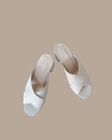 Sandalias mules de piel en ante color crudo con pala cruzada y tacón cuadrado de 4,5 cm. Cassani Made in Spain