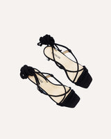 Sandalias cassani atadas al tobillo y tiras con tacón midi de 4,5 cm en ante negro.