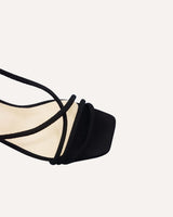 Sandalias cassani atadas al tobillo y tiras con tacón midi de 4,5 cm en ante negro.