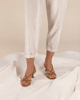 Sandalias de tiras con tacón midi de 4,5 cm en piel color cuero. Su tacón Kitten geométrico le darán un toque retro y elegante a tu look.