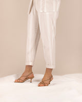 Sandalias de tiras con tacón midi de 4,5 cm en piel color cuero. Su tacón Kitten geométrico le darán un toque retro y elegante a tu look.