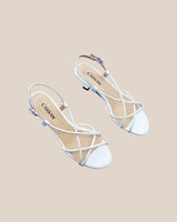 Sandalias de tiras con tacón midi de 4,5 cm en piel blanca. Su tacón Kitten geométrico le darán un toque retro y elegante a tu look.