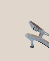 Sandalias de tiras con tacón midi de 4,5 cm en piel blanca. Su tacón Kitten geométrico le darán un toque retro y elegante a tu look.