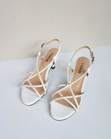 Sandalias de tiras con tacón midi de 4,5 cm en piel blanca. Su tacón Kitten geométrico le darán un toque retro y elegante a tu look.