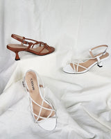 Sandalias de tiras con tacón midi de 4,5 cm en piel blanca. Su tacón Kitten geométrico le darán un toque retro y elegante a tu look.