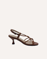 Sandalias de tiras con tacón midi de 4,5 cm en piel color cuero. Su tacón Kitten geométrico le darán un toque retro y elegante a tu look.