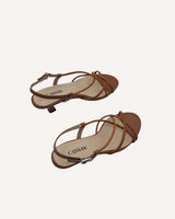 Sandalias de tiras con tacón midi de 4,5 cm en piel color cuero. Su tacón Kitten geométrico le darán un toque retro y elegante a tu look.