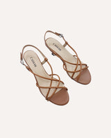 Sandalias de tiras con tacón midi de 4,5 cm en piel color cuero. Su tacón Kitten geométrico le darán un toque retro y elegante a tu look.