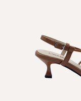 Sandalias de tiras con tacón midi de 4,5 cm en piel color cuero. Su tacón Kitten geométrico le darán un toque retro y elegante a tu look.