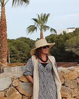 Sombrero natural en fibra natural con ala ancha en rafia deshilachada. Hecho a mano en España