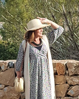 Sombrero natural en fibra natural con ala ancha en rafia deshilachada. Hecho a mano en España