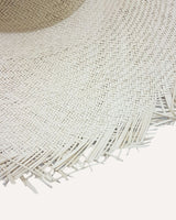 Sombrero en paja natural con ala ancha deshilachada. Cassani made in spain