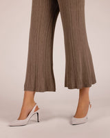 zapatos de salón de tacón alto fino. Stilettos en ante color perla fabricados en España