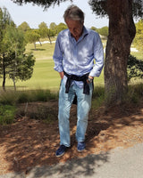 Alpargatas bluchers de hombre en piel azul marino con cordones en dos colores (azul y beige).