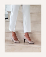 zapatos de salón Cassani en ante beige con plataforma y punta redonda