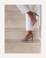zapatos de salón Cassani en ante beige con plataforma y punta redonda