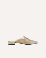 Mules de piel grabada en coco color taupe. El tacón mide 2 cm. Punta alargada y cuadrada.