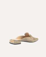 Mules de piel grabada en coco color taupe. El tacón mide 2 cm. Punta alargada y cuadrada.