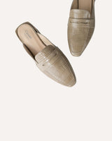 Mules de piel grabada en coco color taupe. El tacón mide 2 cm. Punta alargada y cuadrada.