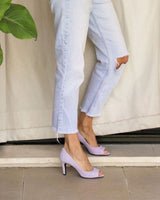 Zapatos peep-toes Cassani en ante color violeta con tacón de 6 cm de altura.
