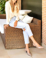 Zapatos de salón Cassani destalonados en piel grabada coco color taupe, con tacón midi y punta fina. Ideal para todos los días.