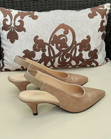 Zapatos de salón Cassani destalonados en piel grabada coco color taupe, con tacón midi y punta fina. Ideal para todos los días.