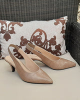 Zapatos de salón Cassani destalonados en piel grabada coco color taupe, con tacón midi y punta fina. Ideal para todos los días.