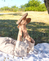 Alpargatas planas en piel color camel atadas al tobillo con hebilla fabricadas a mano en España