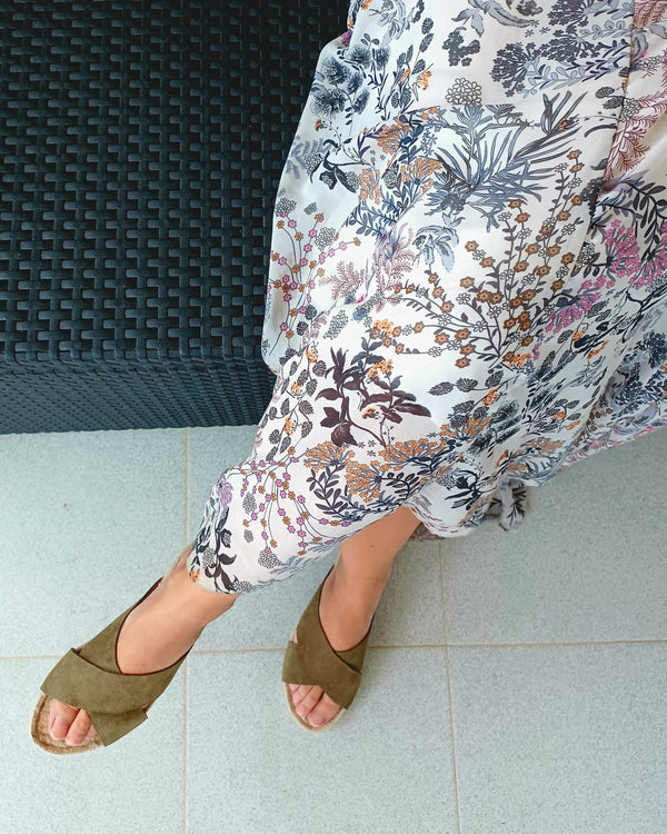 sandalias de yute natural en piel color kaki fabricadas en España
