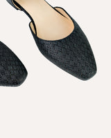 Zapatos planos tipo bailarinas atados al tobillo en piel trenzada color negro. Punta alargada con terminación cuadrada. 