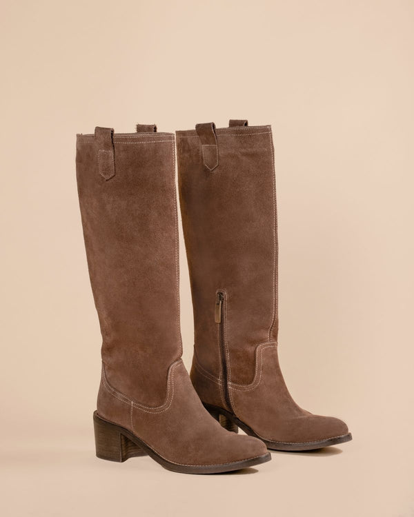 Botas altas en piel serraje color marrón. Una tendencia de esta temporada con la que irás cómoda y con estilo todo el día.