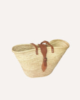 Capazo de palma natural con asas largas para colgar y cierre con hebilla. Cassani made in Spain.
