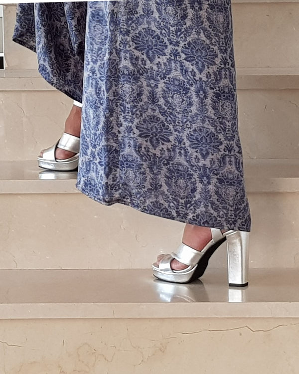 sandalias plataforma y tacón alto en piel plateada fabricadas a mano en España
