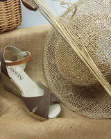 Sandalias con cuña alta atadas al tobillo con hebilla en piel serraje color marrón fabricadas en España