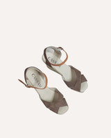 Sandalias con cuña alta atadas al tobillo con hebilla en piel serraje color marrón fabricadas en España