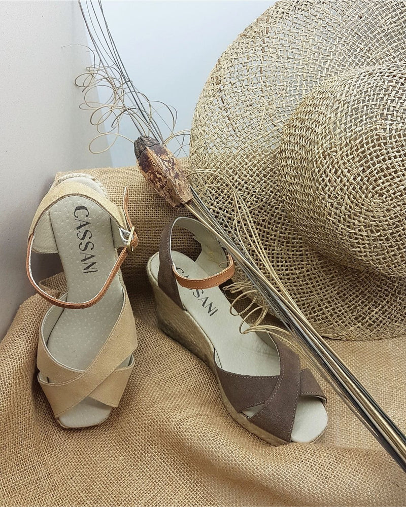 Sandalias con cuña media atadas al tobillo con hebilla en piel serraje color arena fabricadas en España